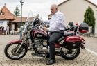 Wicemarszałek Ryszard Pagacz siedzi na motocyklu.