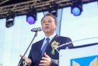 Radny województwa Piotr Dziurdzia stoi przy mikrofonie.