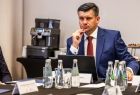 Marszałek Łukasz Smółka siedzi przed laptopem.