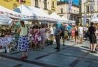 Stoiska ustawione na rynku.