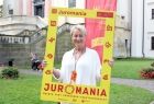 Iwona Gibas z zarządu województwa trzyma w rękach planszę z napisem Juromania. Za nim widoczny klasztor na Skałce.