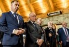 Wicemarszałek Ryszard Pagacz stoi w kościele w towarzystwie innych ludzi.