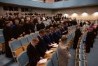 Ludzie siedzą na widowni.