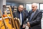 Wicemarszałek Ryszard Gawron ogląda z mężczyzną drzeworyty.