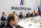Sala sesyjna z napisem Małopolska.