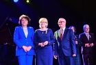 Jadwiga Wójtowicz stoi obok kobiety z medalem.