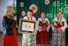 Iwona Gibas z zarządu województwa wręcza paniom z Koła Gospodyń Wiejskich Nagrodę Samorządu Województwa Małopolskiego