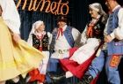 Panie i panowie z zespołu Kotlina w trakcie tanecznego pokazu na scenie