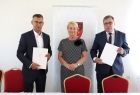 Podpisane dokumenty prezentują burmistrz Miechowa Dariusz Marczewski, Iwona Gibas z zarządu województwa oraz przedstawiciel firmy Strabag