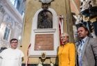 Pamiątkowe zdjęcie z udziałem Iwony Gibas z zarządu województwa przed uroczyście odsłoniętą tablicą pamiątkową