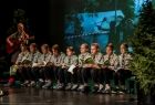 Harcerze prezentują na scenie muzyczny program artystyczny