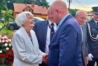 Wicemarszałek Ryszard Pagacz podaje rękę starszej kobiecie.