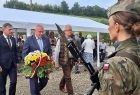 Wicemarszałek Ryszard Pagacz, Stanisław Pasoń i Wojciech Piech składają kwiaty pod pomnikiem.