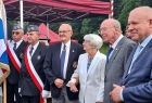 Wicemarszałek Ryszard Pagacz stoi z kombatantami.