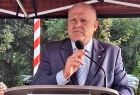 Wicemarszałek Ryszard Pagacz stoi przy mównicy.