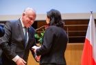 Wicemarszałek Ryszard Pagacz podaje rękę kobiecie.