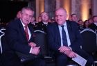 Wicemarszałek Ryszard Pagacz siedzi na widowni. Obok siedzi mężczyzna w garniturze.