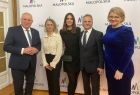 Wicemarszałek Ryszard Pagacz stoi z uczestnikami wydarzenia.