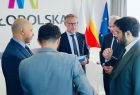 Goście delegacji dyskutują