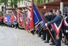 Poczty sztandarowe stoją na placu.
