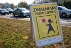 Znak z napisem Zwalniam przed szkołą.