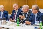 Wicemarszałek Ryszard Pagacz siedzi przy stole z innymi ludźmi.