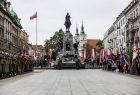 Pomnik króla Jagiełly na Placu Matejki w Krakowie. Przed nim stoją żołnierze.