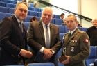 Wicemarszałek Ryszard Pagacz podaje rękę żołnierzowi.