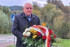 Wicemarszałek Ryszard Pagacz trzyma wieniec.