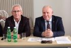 Wicemarszałek Ryszard Gawron siedzi przy stole.