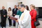 Ksiądz trzyma w rękach księgę.