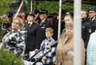 Mieszkańcy oraz strażacy biorący udział w uroczystym apelu przed remizą OSP Kęty