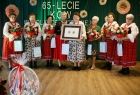Iwona Gibas z zarządu województwa oraz członkinie Koła Gospodyń Wiejskich prezentują na scenie Nagrodę Samorządu Województwa Małopolskiego Srebrny Medal Polonia Minor
