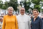 Iwona Gibas z zarządu województwa wraz z o. Arnoldem Chrapkowskim, generałem Zakonu Paulinów