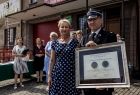 Iwona Gibas z zarządu województwa wręcza strażakom z OSP Zasole nagrodę samorządu województwa małopolskiego Polonia Minor 