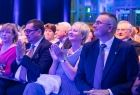 Iwona Gibas z zarządu województwa oklaskująca wraz z publicznością wspaniałych artystów