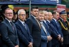 Wicemarszałek Łukasz Smółka i radny województwa Mirosław Dróźdż stoją przed namiotem.