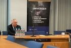 Pan dyrektor Jerzy Kopeć siedzący przy stole