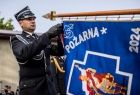 Wicemarszałek Łukasz Smółka dekoruje sztandar OSP.