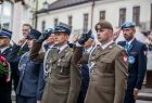 Żołnierze salutują.