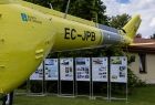 Ogon śmigłowca "Sokół" z napisem EC-JPB. Z tyłu widoczna wystawa planszowa.