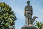 Figura żołnierza na cokole pomnika.