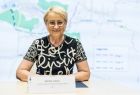 Iwona Gibas podpisuje umowę.