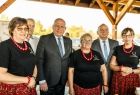 Wicemarszałek Ryszard Pagacz stoi z kobietami i mężczyzną.