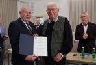 Wicemarszałek Ryszard Gawron stoi z siwym mężczyzną.