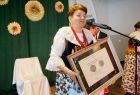 Przewodnicząca Koła Gospodyń Wiejskich zwraca się do zebranych, prezentując Nagrodę Samorządu Województwa Małopolskiego