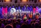 Artyści z orkiestry symfonicznej oraz dyrygent prezentujący się przed publicznością na scenie krynickiego festiwalu