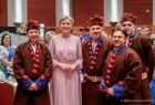 Agata Kornhauser Duda z mężczyznami w strojach ludowych