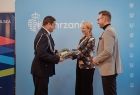 Iwona Gibas z Zarządu Województwa Małopolskiego oraz burmistrz Chrzanowa Robert Maciaszek wręczający sprzęt strażakom ochotnikom 