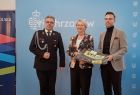 Iwona Gibas z Zarządu Województwa Małopolskiego oraz burmistrz Chrzanowa Robert Maciaszek wręczający sprzęt strażakom ochotnikom 